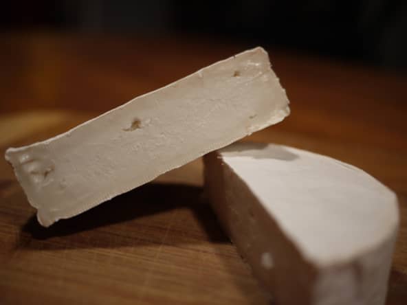 Camembert coupé en deux