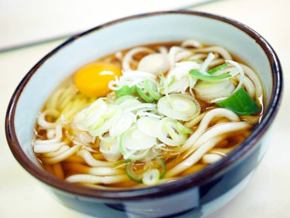 Bol de soupe garni de nouilles udon