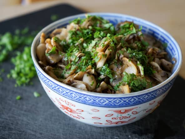 Bol de champignons de Paris sautés ail persil