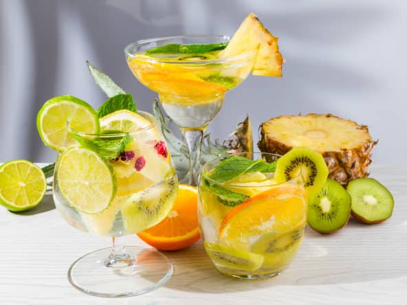 3 cocktails sans alcool, ou mocktails, à base de fruits frais