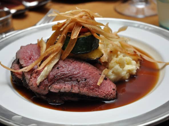 Assiette de viande grillée et sauce au vin