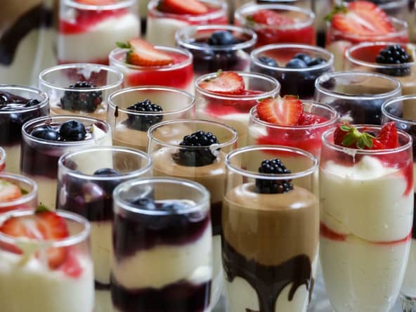 Mousses de fruits rouges servies dans des flûtes