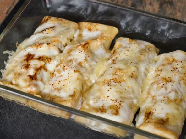 Crêpes roulées dans un plat à gratin