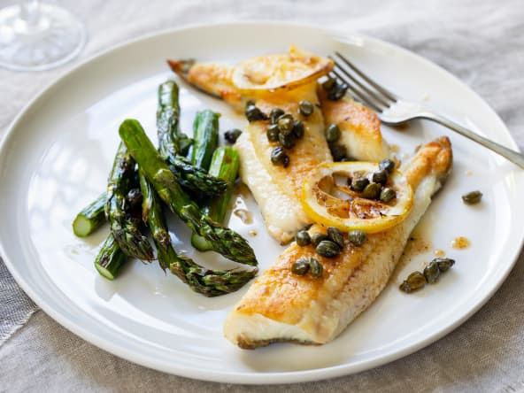 Filets de sole au citron, sauce au beurre et aux câpres, et asperges