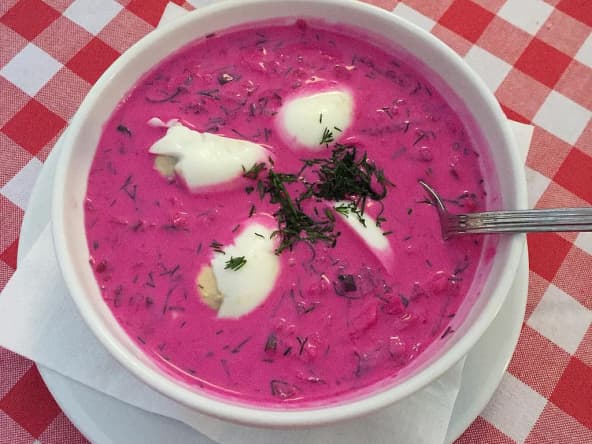 Bol de soupe de betterave et oeufs