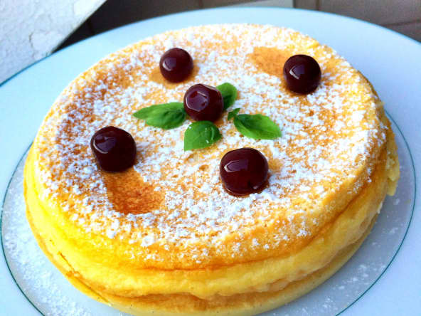 Gâteau magique sur assiette blanche