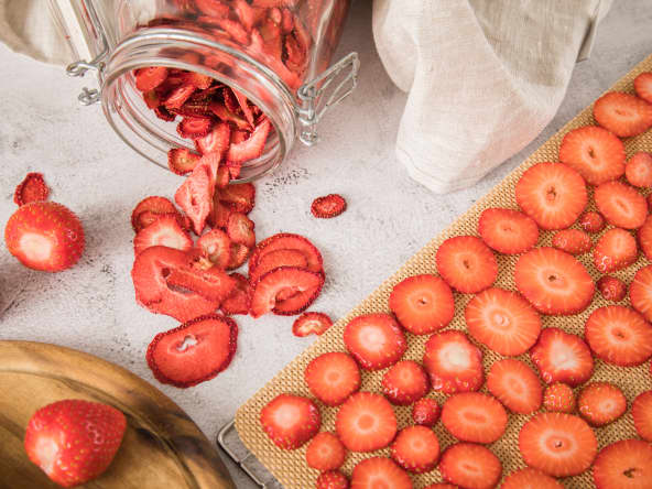 Fraises séchées en bocal et fraises fraîches