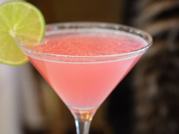 Verre de cocktail cosmopolitan et rondelle de citron