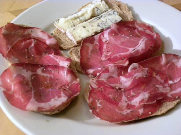 Coppa et fromage sur assiette