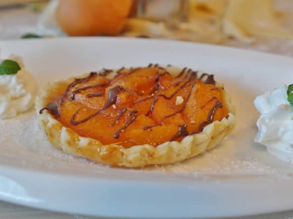 Tartelette aux abricots et coulis de chocolat