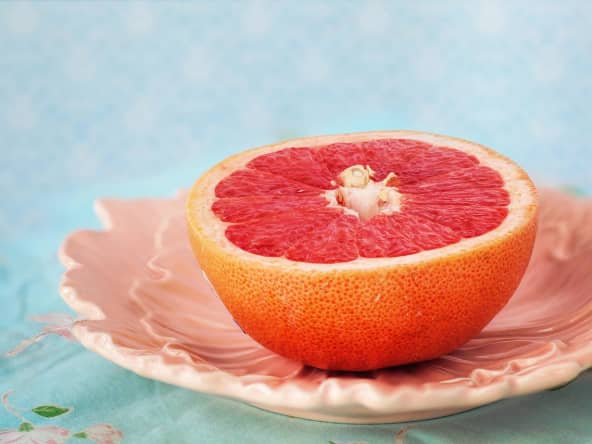 Moitié de pamplemousse rose sur une assiette