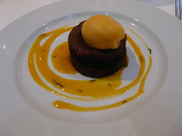 Moelleux au chocolat et coulis de mangue