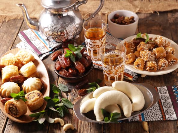 Plateau de petits gâteaux et thé vert à la menthe pour l'aïd 
