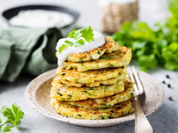 Pile de galettes de légumes et crème