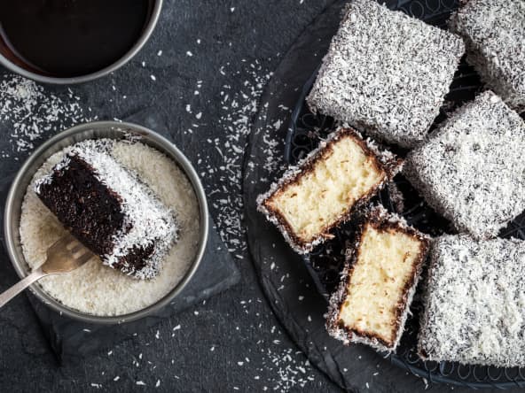 Assiette de lamingtons australiens