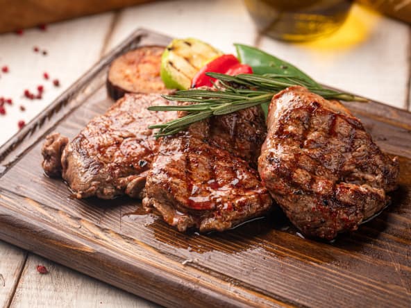 Steaks grillés sur planche en bois