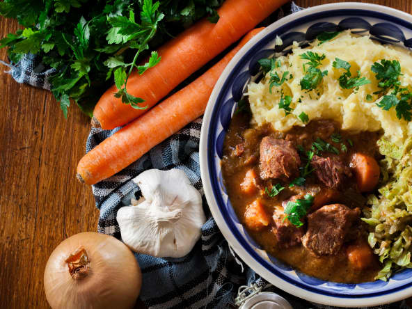Irish stew traditionnel avec pommes de terre et chou