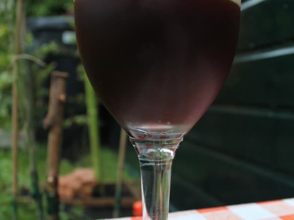 Verre de bière brune avec mousse