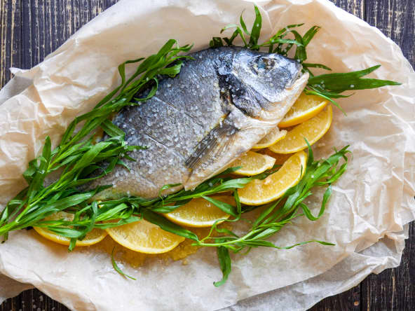 Dorare royale fraîche au citron et aux herbes, estragon et aneth, sur papier cuisson