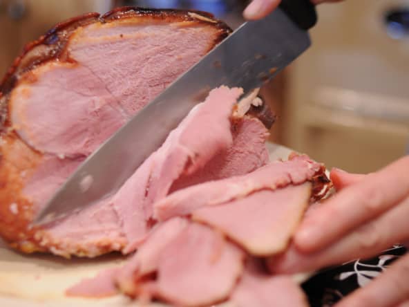 Jambon à l'os en train d'être tranché