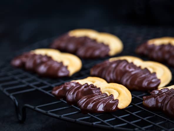 Sablés viennois au chocolat sur une grille