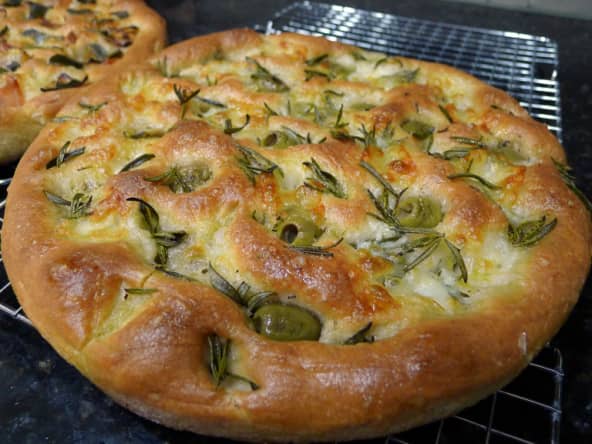 Focaccia aux olives et romarin