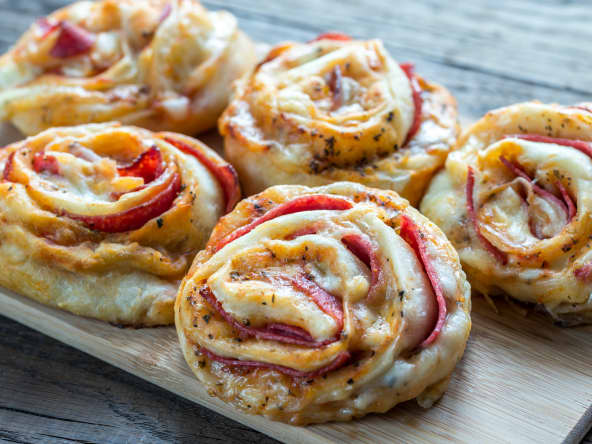 Pizza rolls sur planche en bois