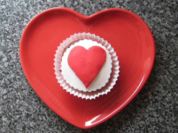 Heart cake dans une assiette en forme de coeur