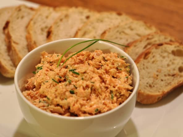 Bol de rillettes de saumon et tartines