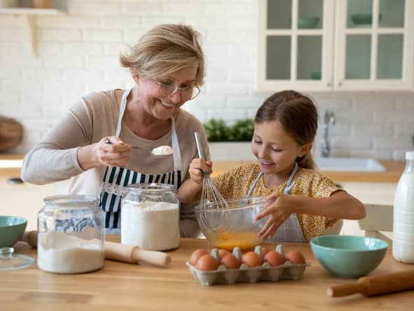 Grand-mère et petite fille en train de pâtisser