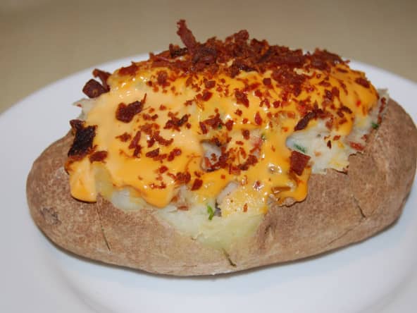 Pomme de terre farcie au bacon et au fromage