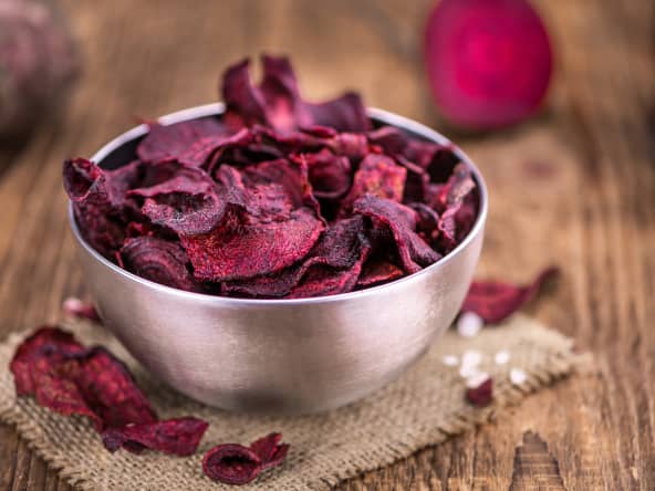 Bol de chips de betterave rouge