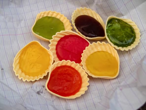 Roudoudous multicolores sur feuille de cahier
