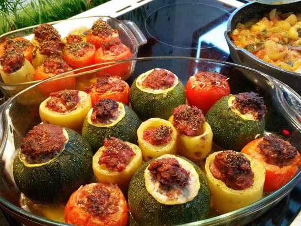 Tomates, courgettes et poivrons farcis dans un plat à four