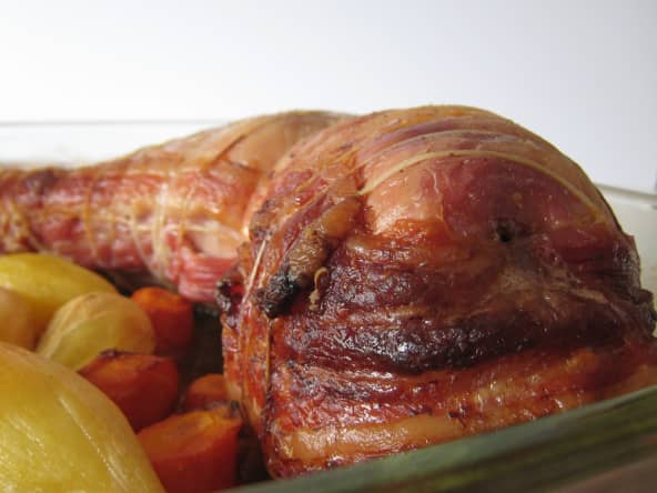 Cuisses de dinde et légumes dans un plat à four