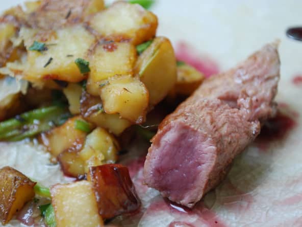 Filet de canard, sauce au vin rouge et thym, asperges et pommes de terre