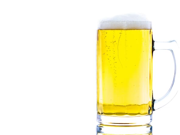 Verre de bière blonde