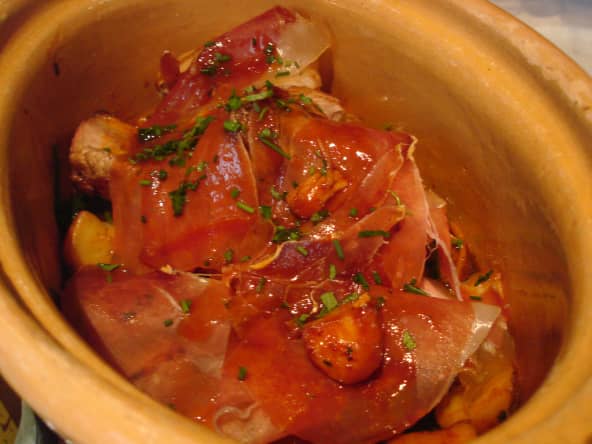 Côte de porc rôtie et jambon de Bayonne.