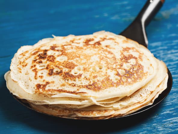 Pile de crêpes sur une crêpière