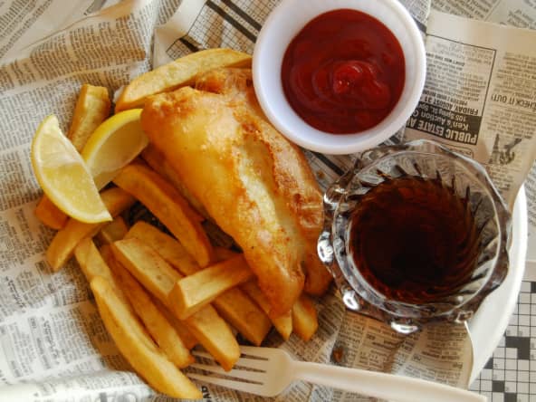 Poisson frit, frites et sauce dans un journal