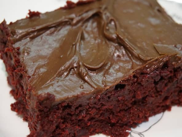 Gâteau au chocolat recouvert d'une ganache au chocolat au lait
