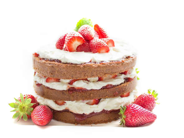 Gâteau à étages fraises et chantilly