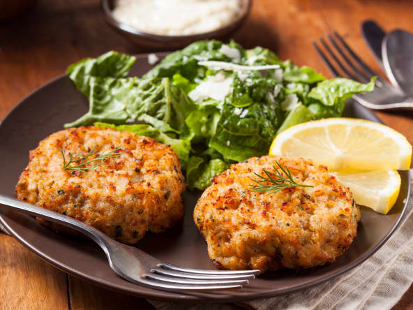 Assiette de crab cakes et rondelle de citron