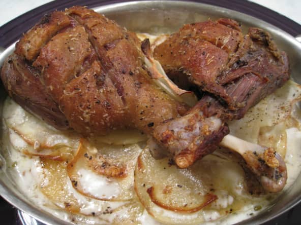 Confit de canard sur gratin de pommes de terre