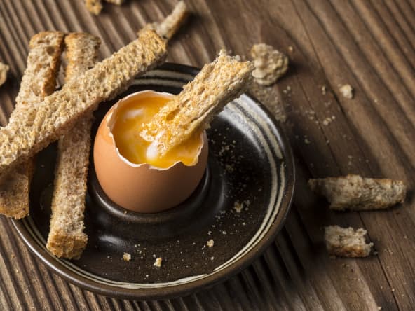 Oeuf à la coque et mouillettes de pain toasté.