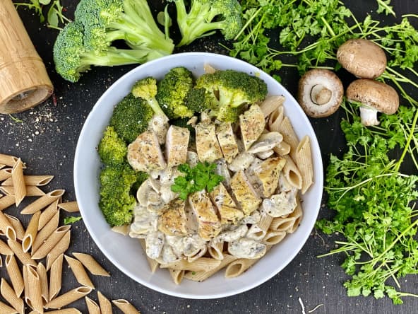 Assiette de pâtes, poulet, champignons et brocolis