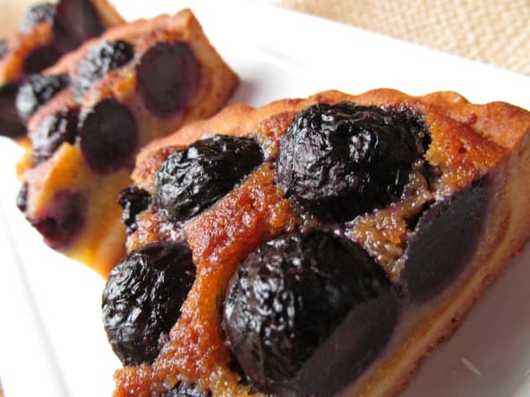 Parts de tarte aux raisins noirs