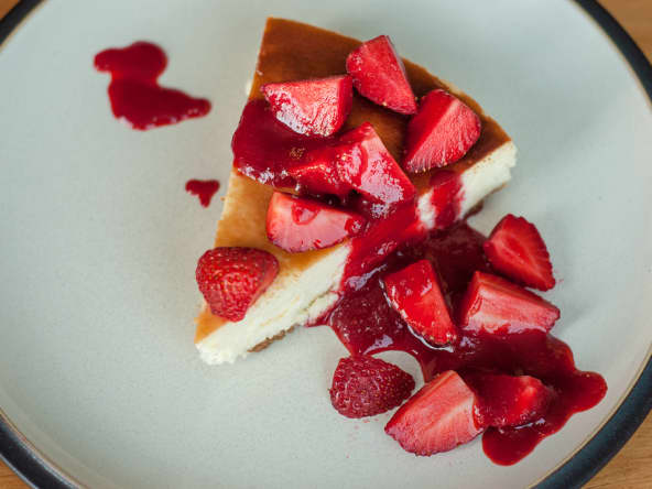 Gateau avec coulis de fraises