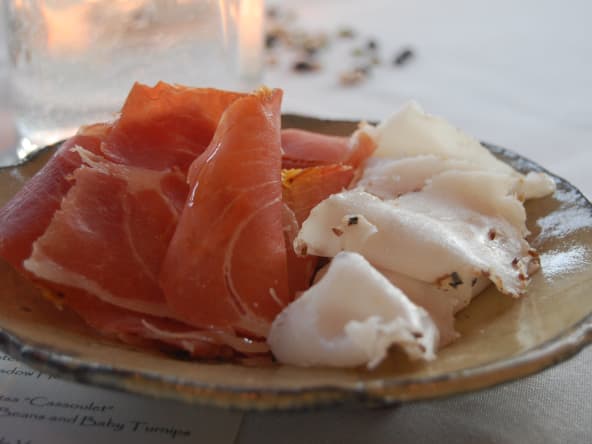 Tranches de prosciutto dans une assiette