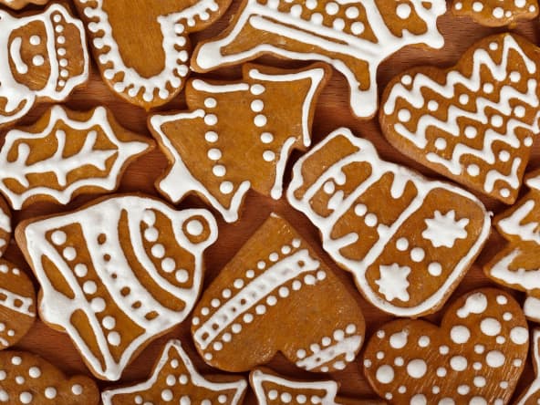 Biscuits gingerbread en forme de sapins, cloches et bonhommes